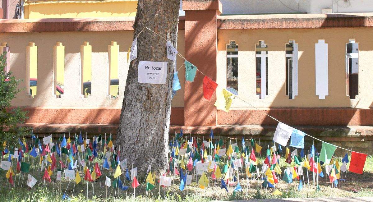 Imagen de la instalación de Cristina Ibáñez que estos días acoge los jardines de El Albéitar. | ULE