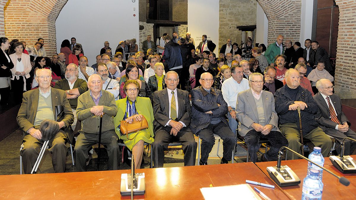 Un momento del homenaje ofrecido por el PSOE a sus militantes nonagenarios de la provincia. | MAURICIO PEÑA