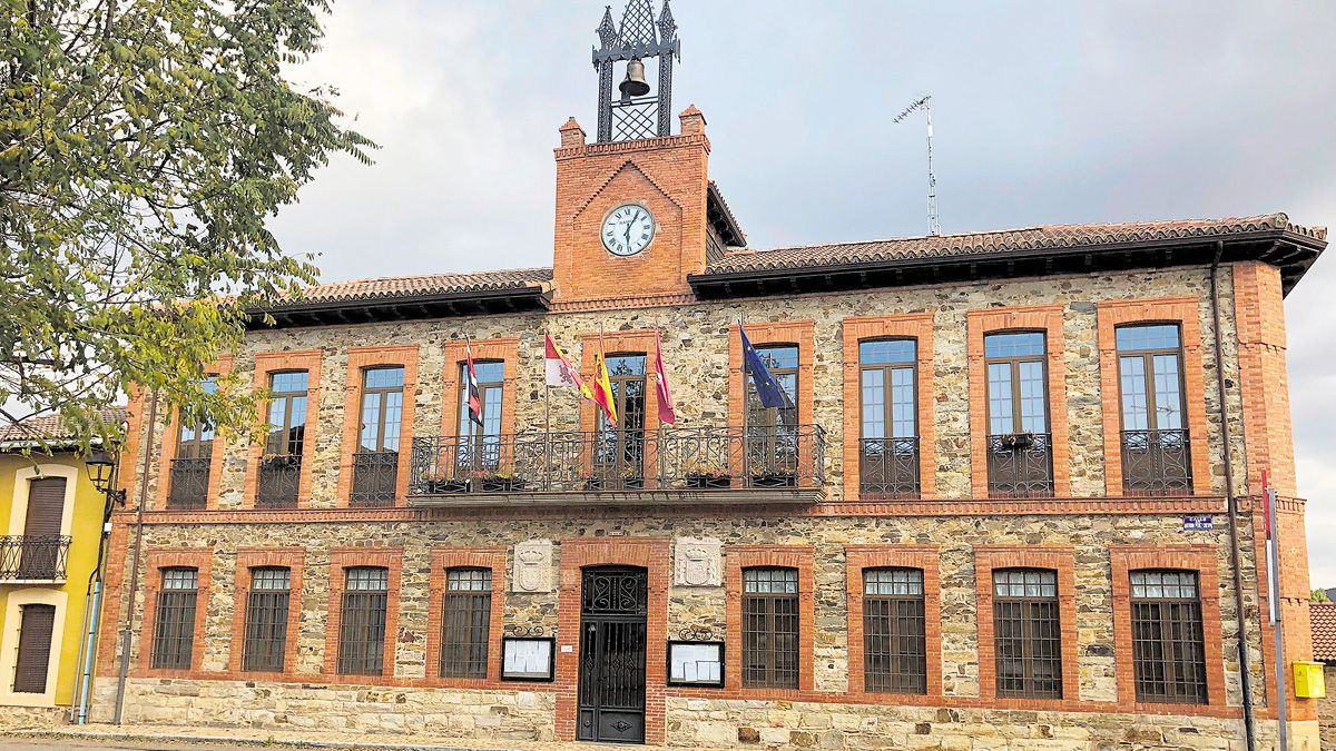 Una imagen del Ayuntamiento de Santa Colomba de Somoza. | P.F.