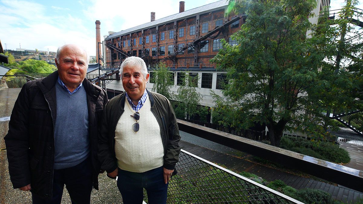 Adonis Arregui (I) y Roberto Alonso (D), antiguos trabajadores de la Minero Siderúrgica de Ponferrada (MSP). | ICAL