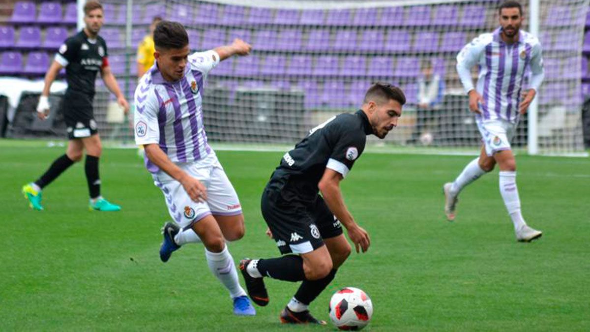 Zelu es derribado en falta por un defensor del Valladolid B. | CYDLEONESA