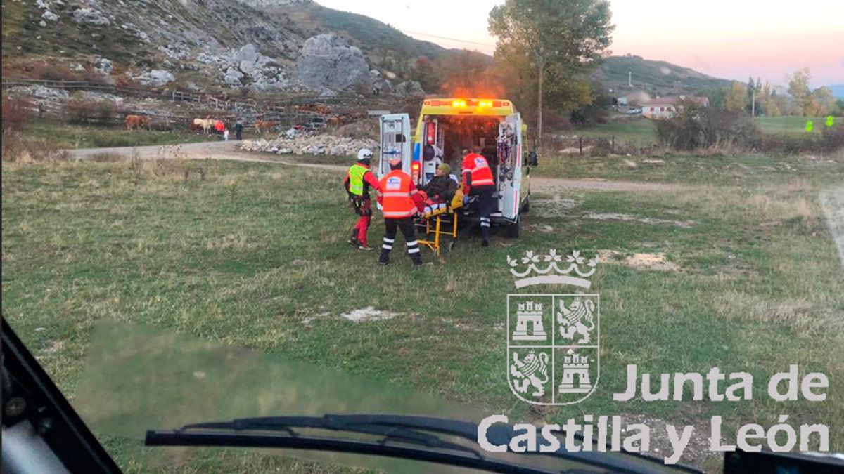 En Maraña le esperaba una ambulancia que le trasladó hasta el Hospital de León.