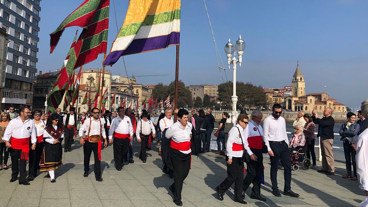 Desfile de los pendones de León en Gijón. | L.N.C.