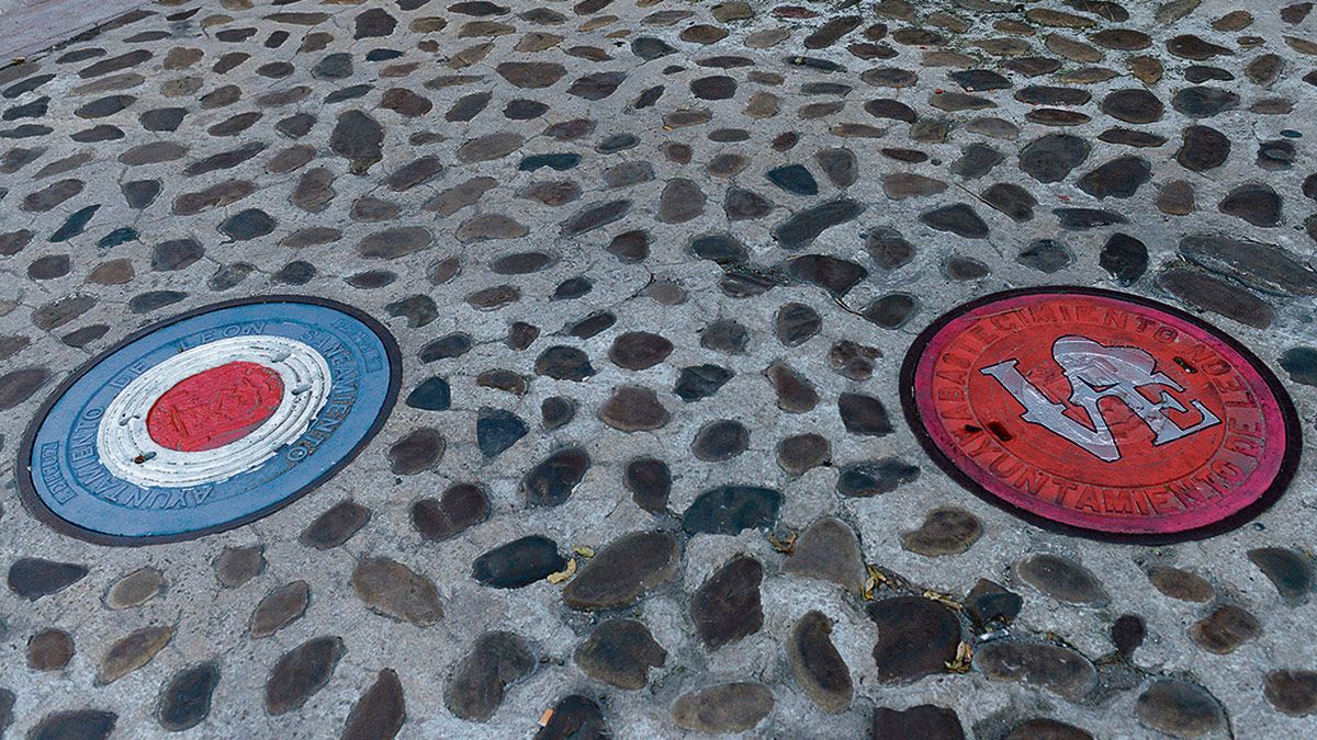 Algunas de las tapas de alcantarillas decoradas en el proyecto de intervenciones artísticas de Carlos Cuenllas ya están colocadas. |  MAURICIO PEÑA