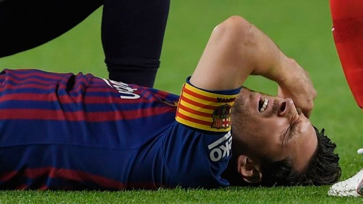 Messi se duele en el césped del Camp Nou tras sufrir su lesión. | ABC