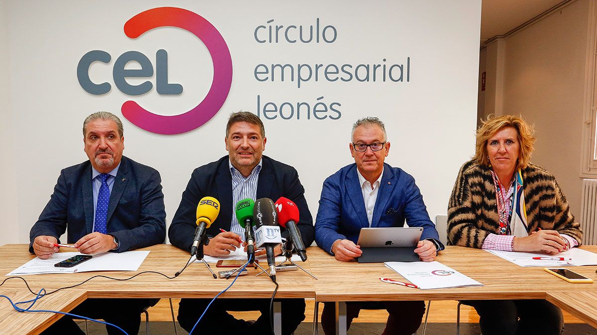 El presidente del Círculo Empresarial Leonés, Julio César Álvarez (2I) presenta a los premiados con distinciones empresariales del CEL. | ICAL