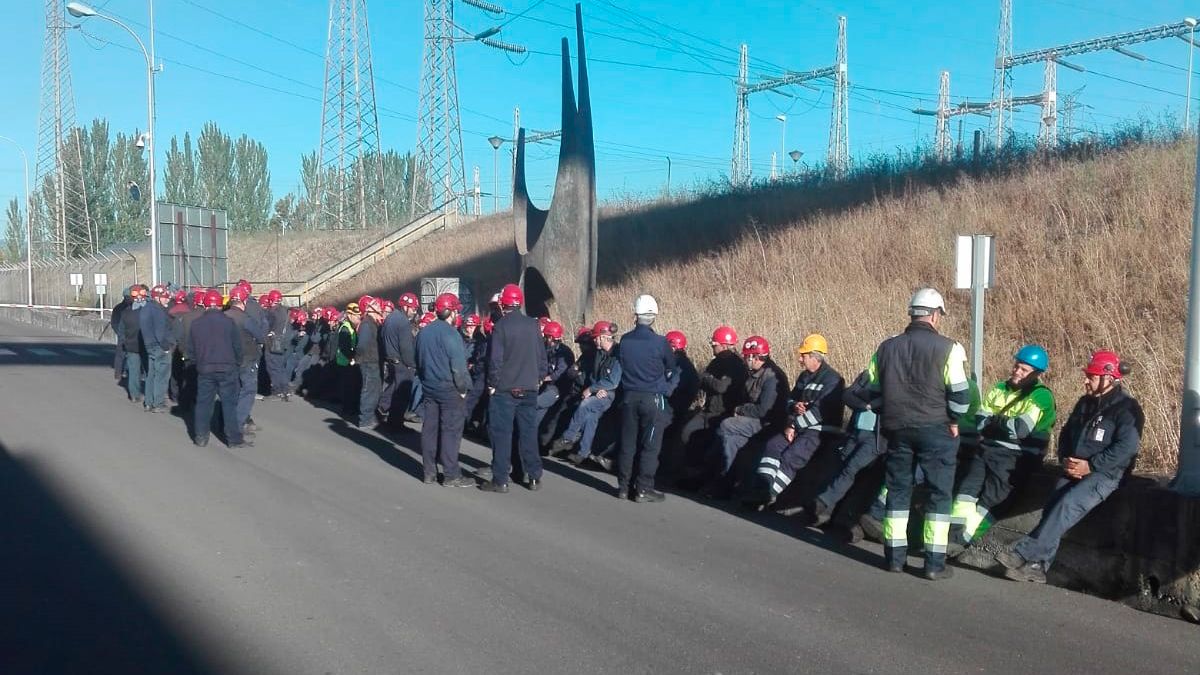 Los trabajadores volvieron a salir a las puertas de la central para manifestarse. | L.N.C.