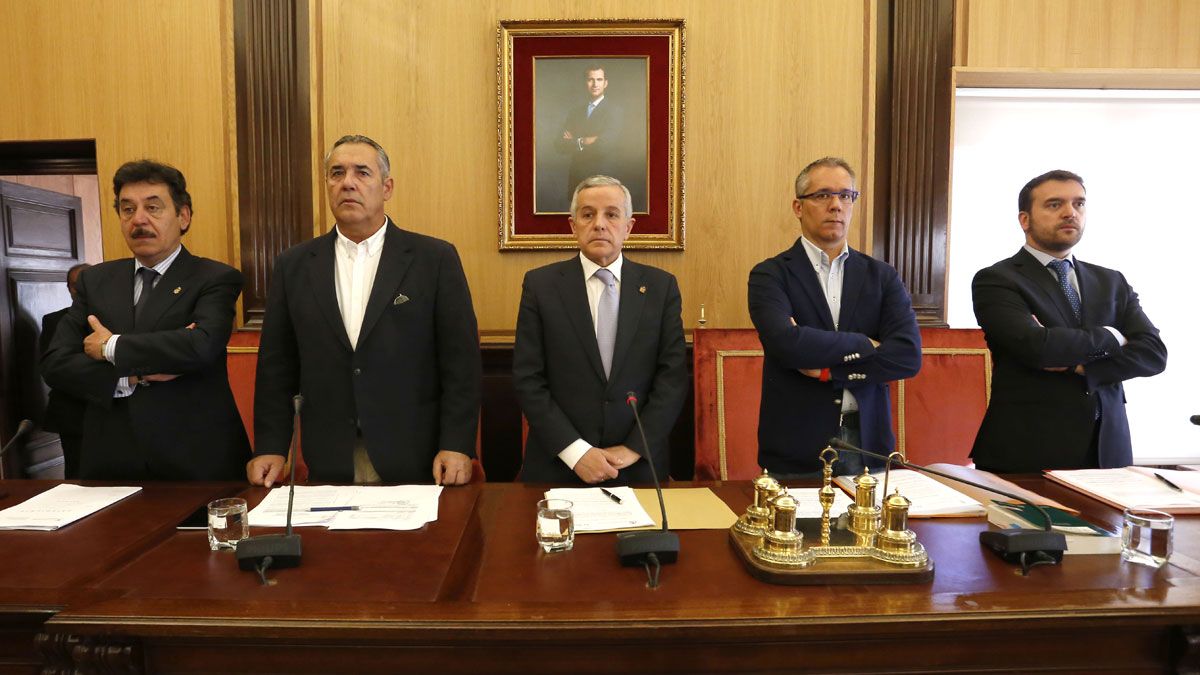 Emilio Gutiérrez junto a parte de su equipo durante la celebración del último pleno. | ICAL