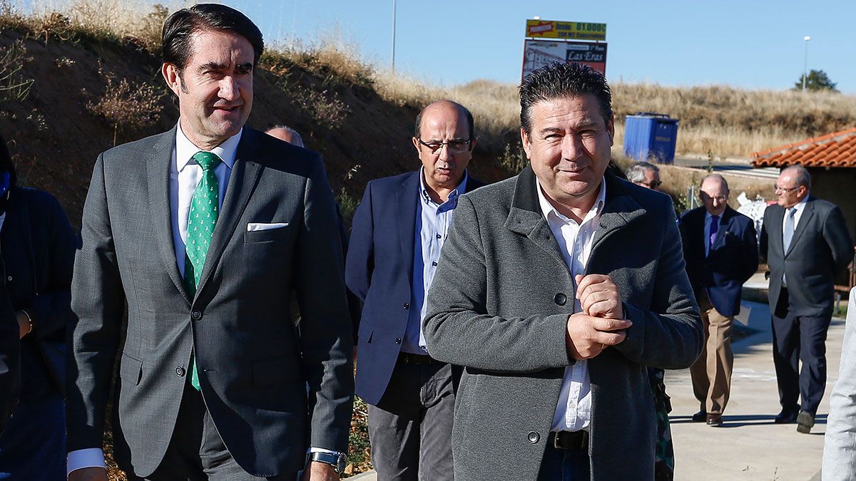 Juan Carlos Suárez-Quiñones, este martes en León con el procurador de UPL Luis Mariano Santos. | CARLOS S. CAMPILLO (ICAL)
