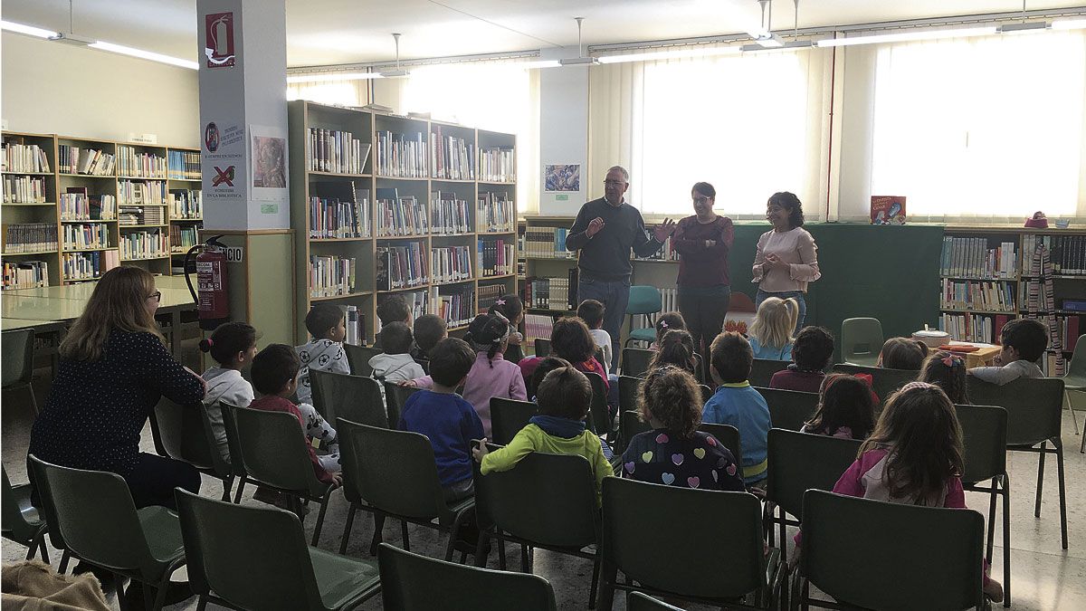 La alcaldesa, Camino Cabañas, y la concejala Mª del Mar Durante en la biblioteca de Trobajo del Camino.