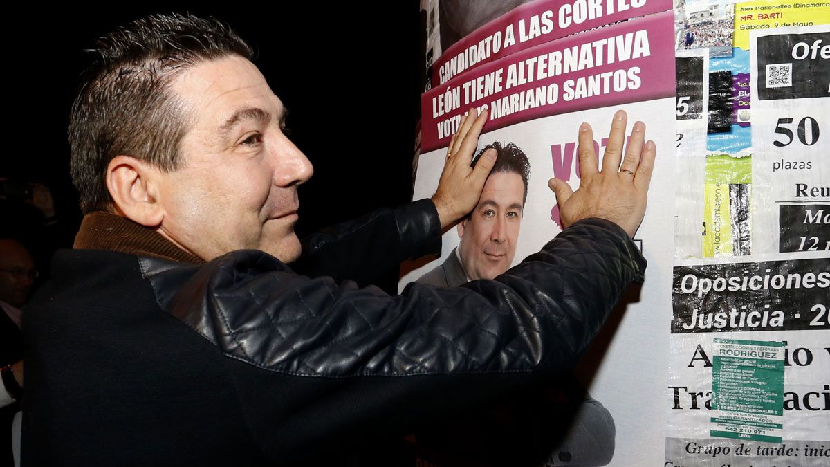 Luis Mariano Santos durante la pegada de carteles. | ICAL