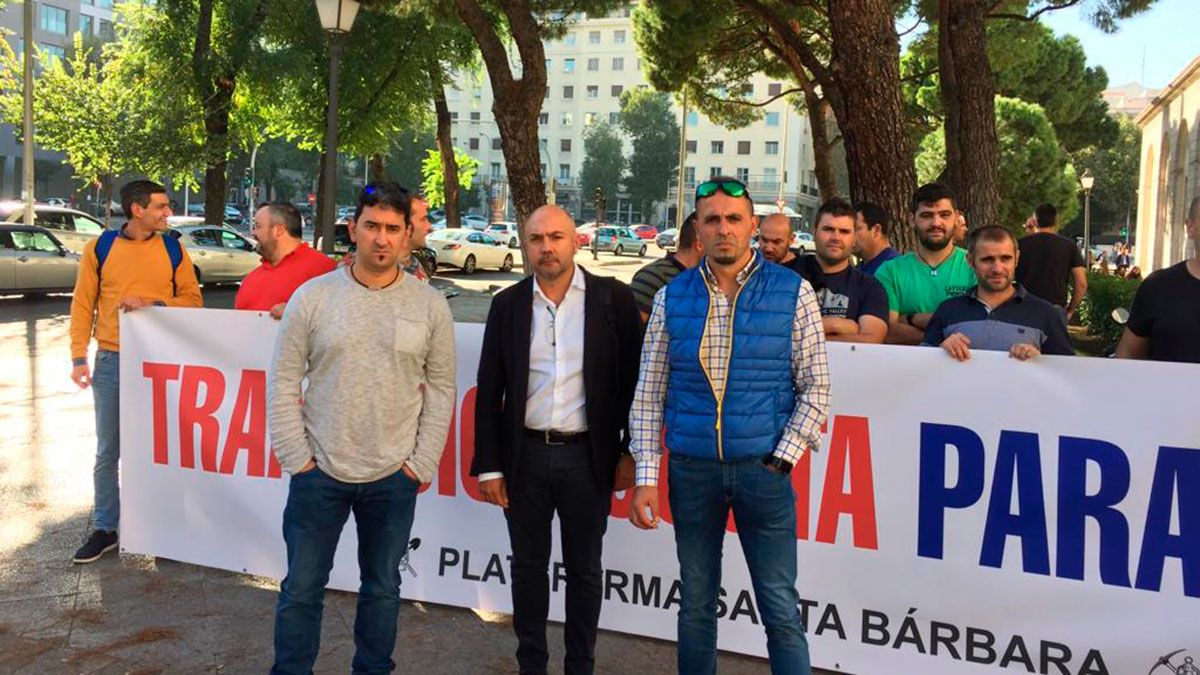 Los responsables de USO, con los trabajadores de las contratas, protestando en Madrid. | L.N.C.