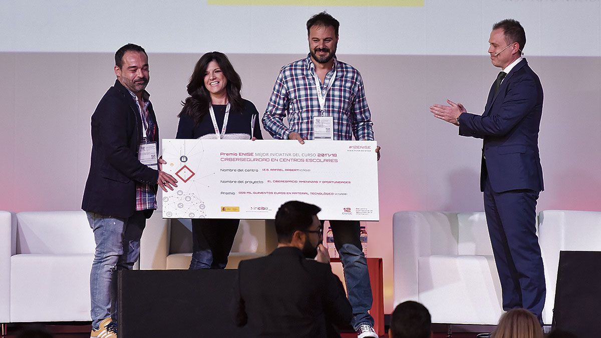 Los ganadores del concurso de colegios, llegados de Cádiz, con Alberto Hernández. | SAÚL ARÉN