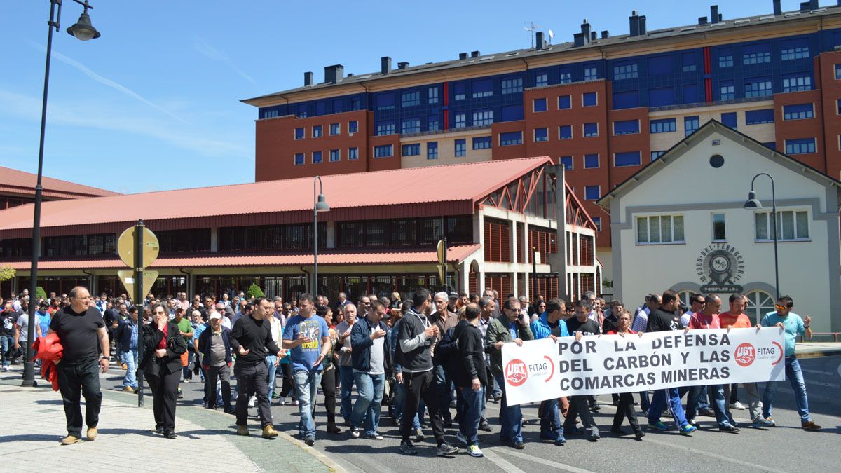 Los trabajadores de la minería y otros apoyos, en la manifestación de este jueves en Ponferrada. | L. N. C.