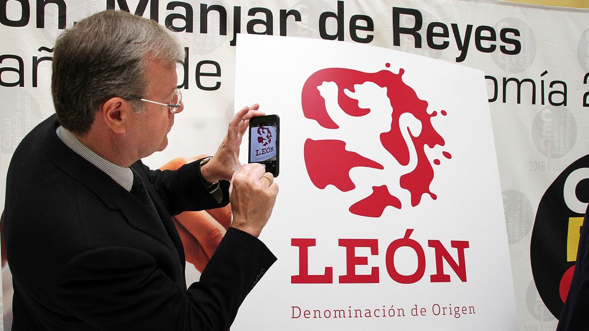 El alcalde, Antonio Silván, durante la presentación de la DO León en la Casa de las Carnicerías. | ICAL