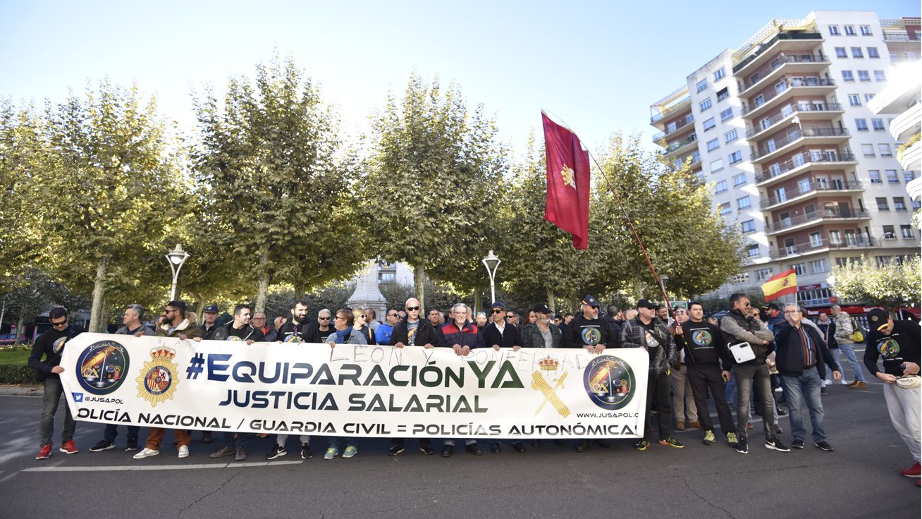 Concentración de este jueves convocada por Jusapol frente a la sede de la Subdelegación del Gobierno en León. | SAÚL ARÉN