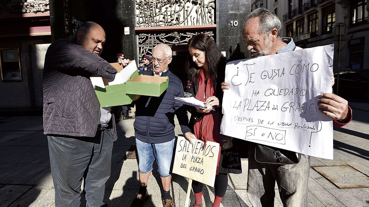 Ramiro Pinto, este jueves a las puertas del Ayuntamiento de León. | SAÚL ARÉN
