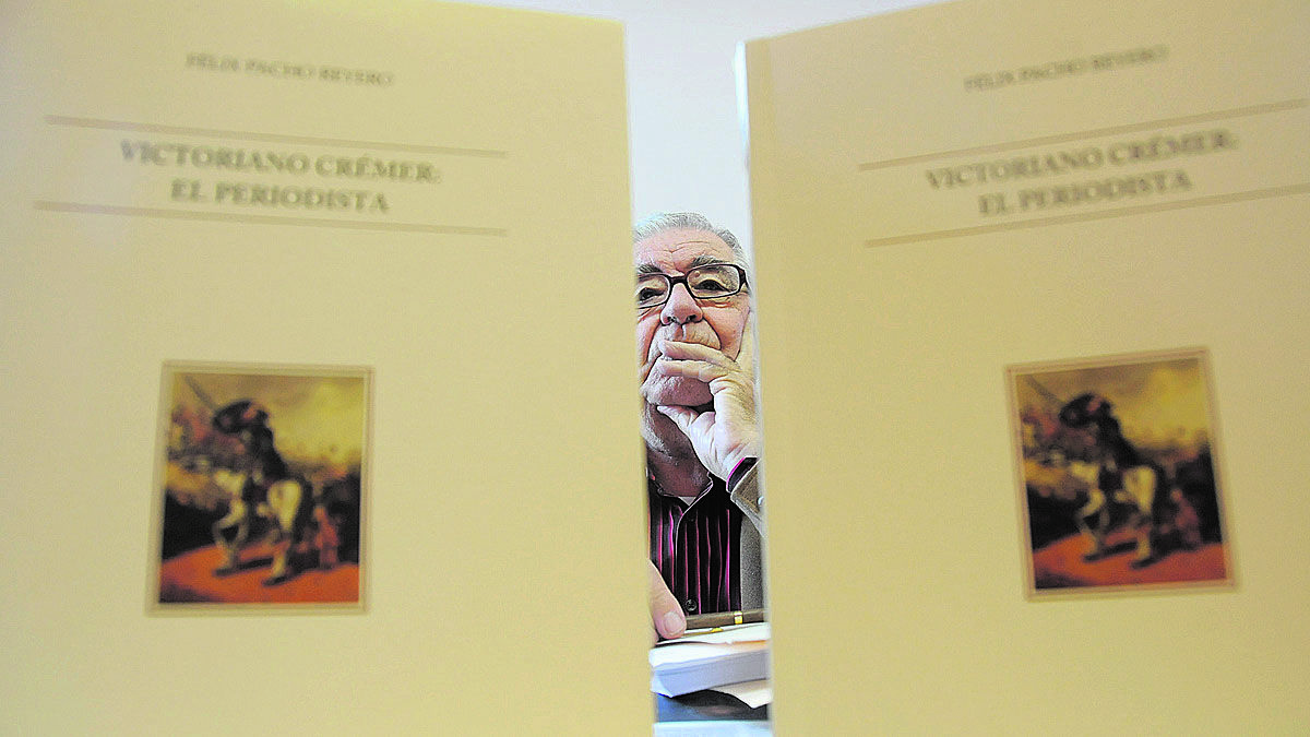 El maestro de periodistas Félix Pacho Reyero durante la presentación de su libro sobre Victoriano Crémer. | MAURICIO PEÑA