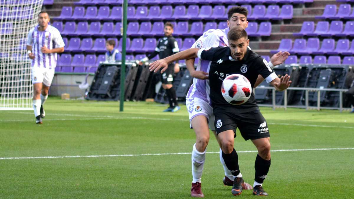 Zelu intenta proteger el balón ante la presión de un defensor del Valladolid durante el partido en Zorrilla. | CYDLEONESA