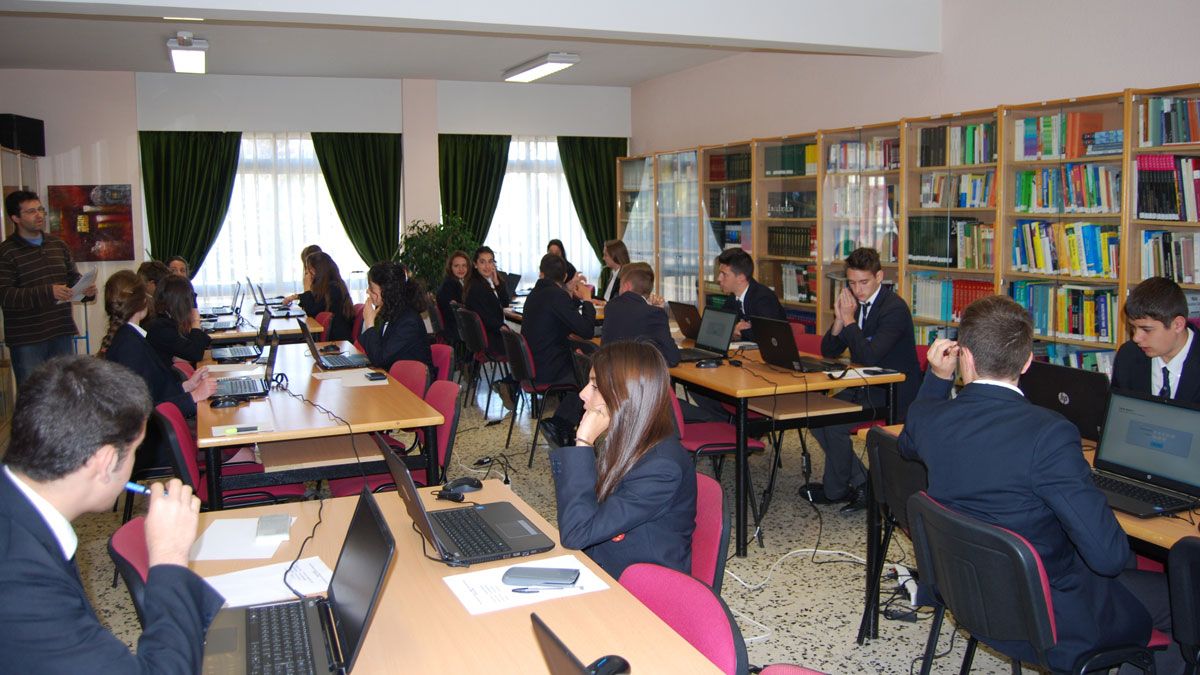Varios de los alumnos durante la realización de la prueba.