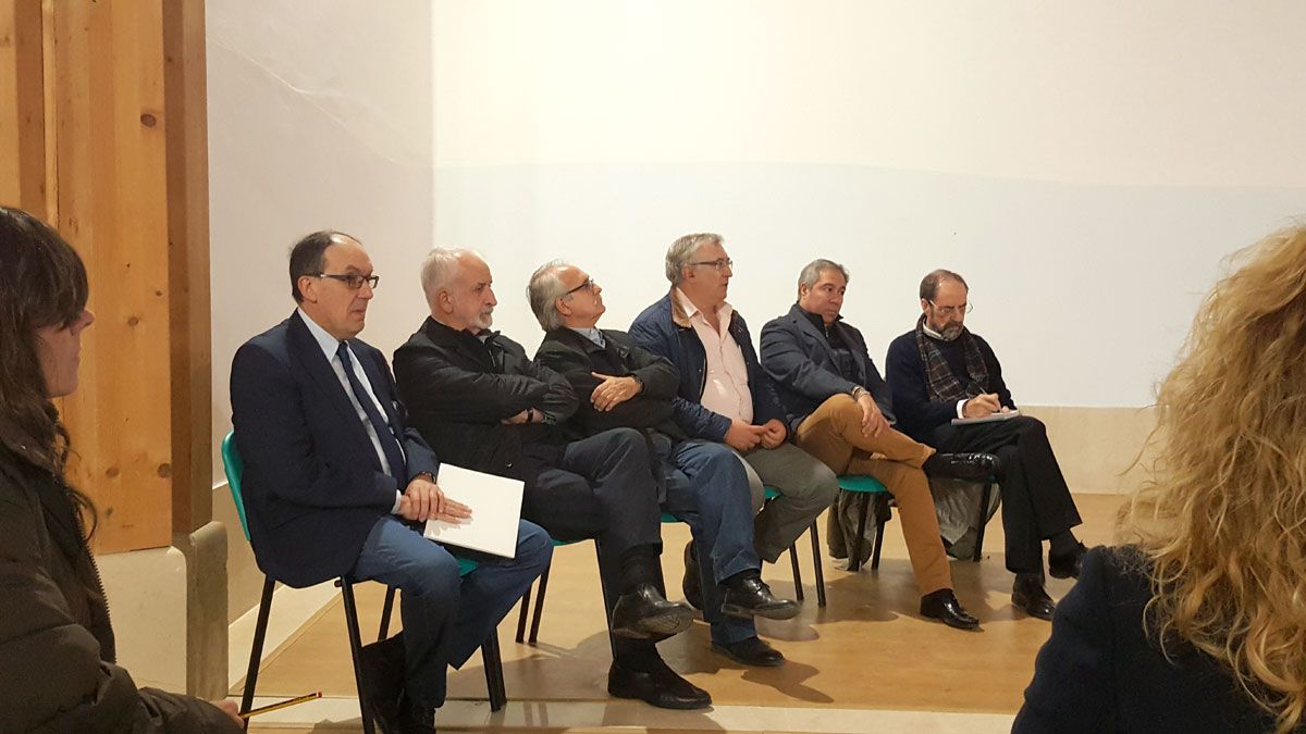 Algunos de los miembros del jurado en la presentación en Bercianos del Premio de Periodismo 'Félix Pacho'.
