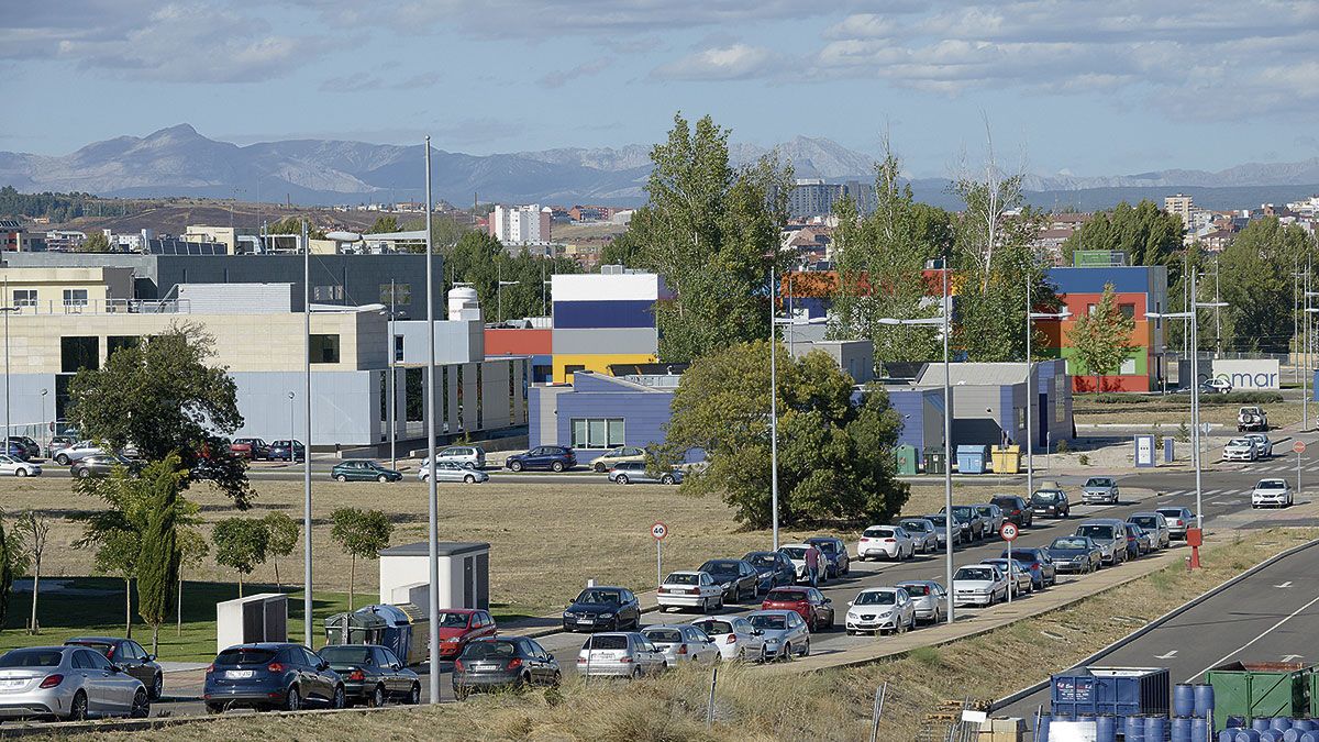 Vista general del Parque Tecnológico de León, que cada vez está más poblado de empresas y de los vehículos de sus trabajadores. | MAURICIO PEÑA