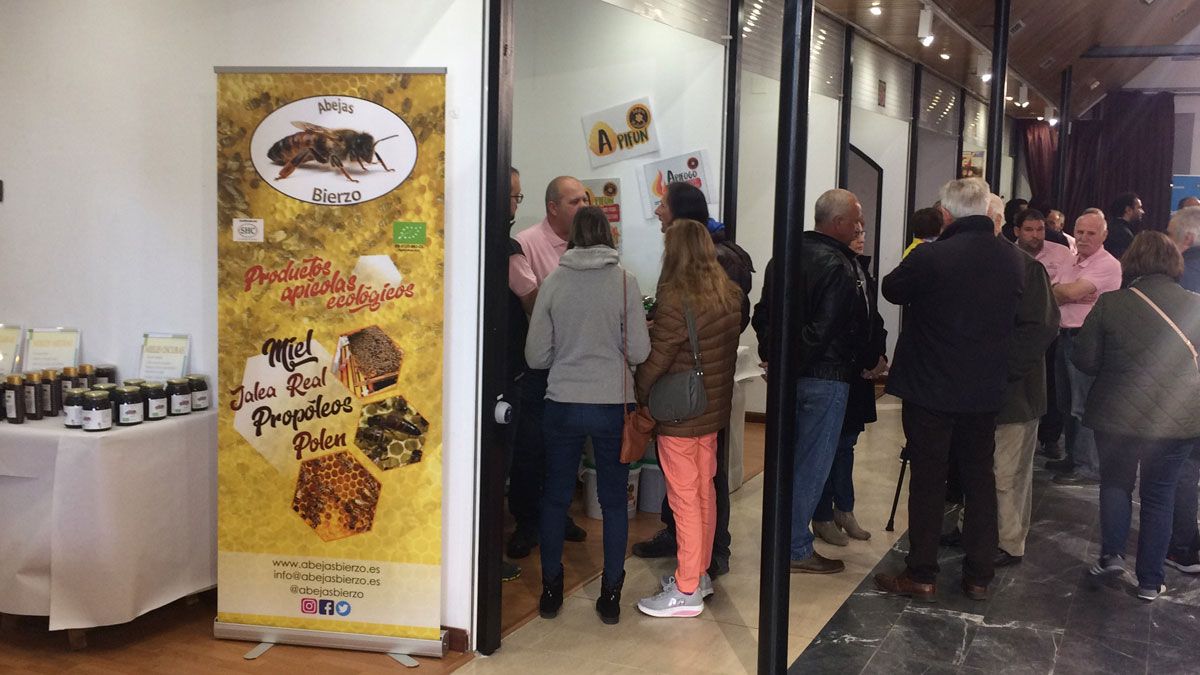 Uno de los stands de la Feria de la Miel de Camponaraya en ediciones anteriores. | A.C. Uno de los stands de la Feria de la Miel de Camponaraya en ediciones anteriores. | A.C.