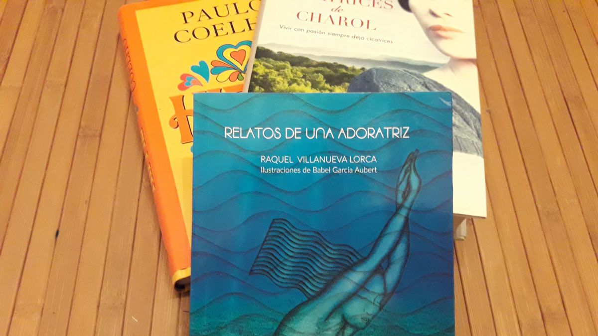 Portada de la obra de Raquel Villanueva  ‘Relatos de una adoratriz’ en la mesa de lectura de Ruy.