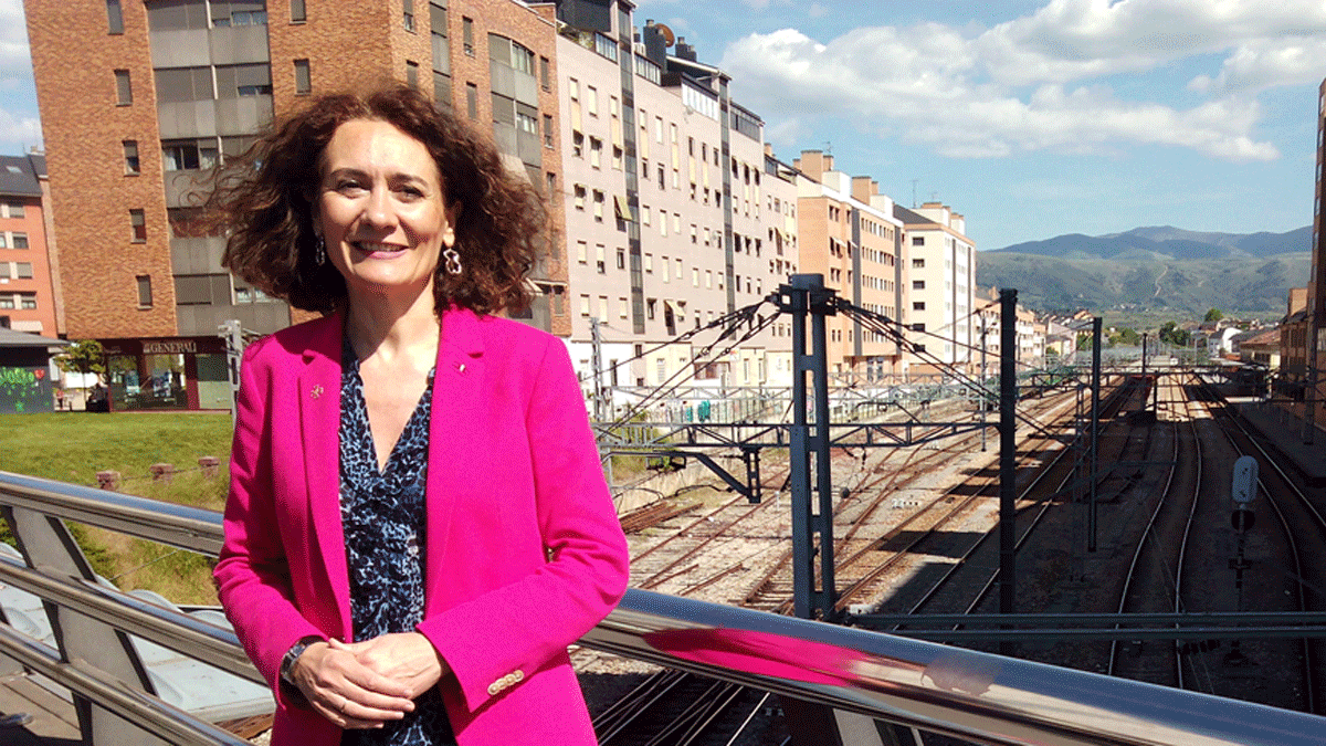 Gloria Merayo, este jueves en el entorno del ferrocarril en Ponferrada. | L. N. C.