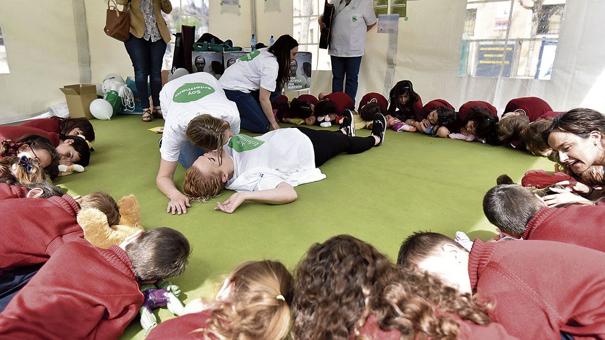 Actividad promovida por Satse con niños de toda la ciudad de León para que adquieran hábitos saludables y aprendan ciertos conocimientos. | SAÚL ARÉN