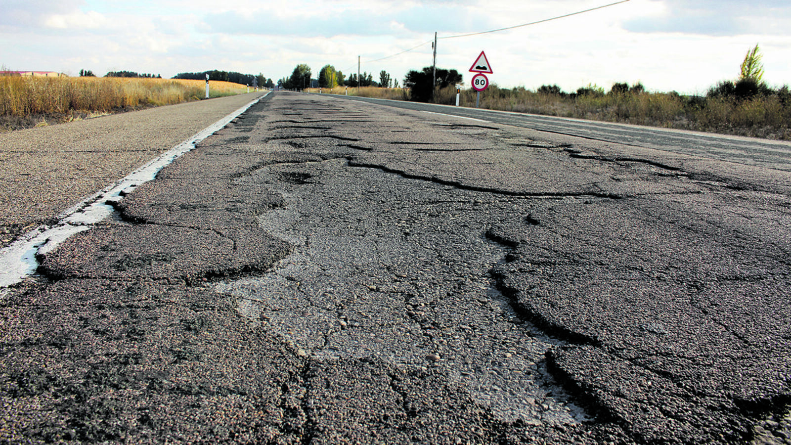 Los baches en la carretera nacional que une León y Benavente se han convertido en una de las principales preocupaciones de quienes la transitan a diario. | T. GIGANTO