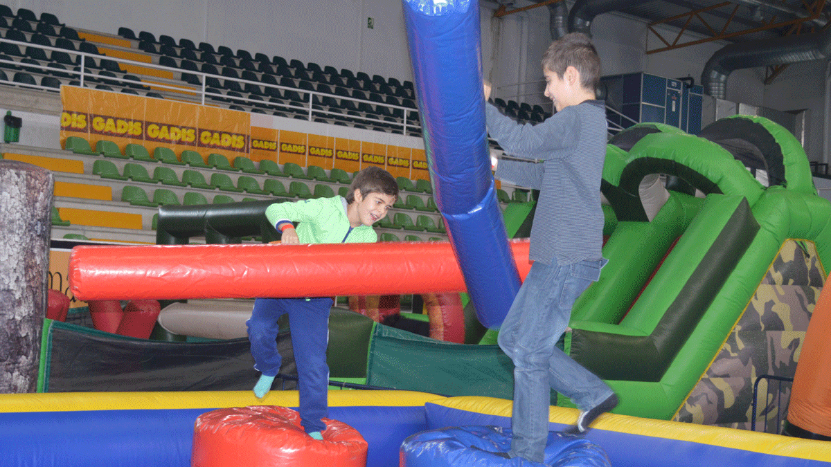 Varios niños disfrutan de la nueva edición de Naviland. | L. N. C.