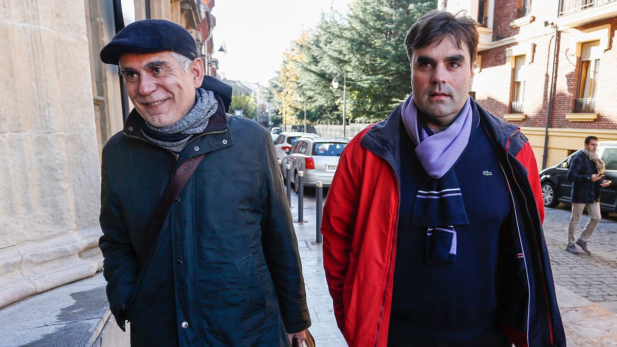 El alcalde de Cacabelos, con su abogado, tuvo que declarar ante la Audiencia. | ICAL