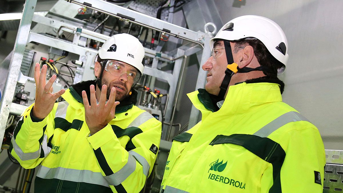 Ignacio Galán en el parque eólico marino de Wikinger. | L.N.C.