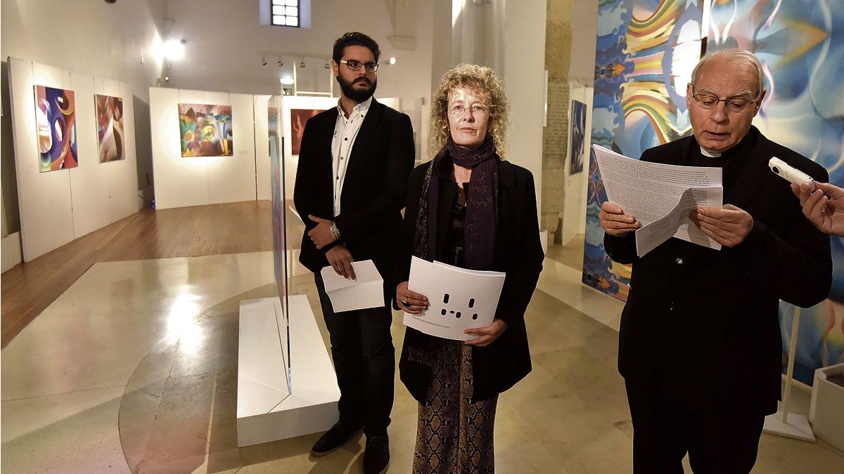 El comisario Diego Asensio, la artista Nonia de la Rosa y el delegado diocesano de Patrimonio, Máximo Gómez Rascón, ayer en Palat del Rey. | SAÚL ARÉN El comisario Diego Asensio, la artista Nonia de la Rosa y el delegado diocesano de Patrimonio, Máximo Gómez Rascón, ayer en Palat del Rey. | SAÚL ARÉN