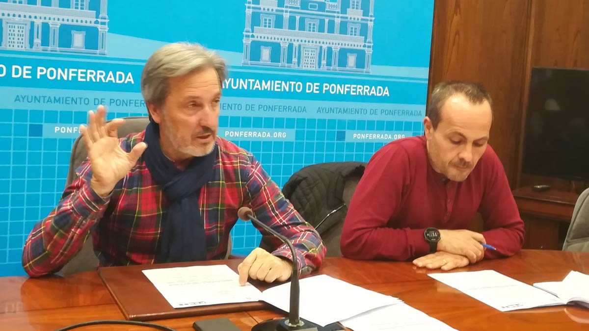 Pedro Muñoz y el técnico de la Concejalía, en rueda de prensa. | D.M.