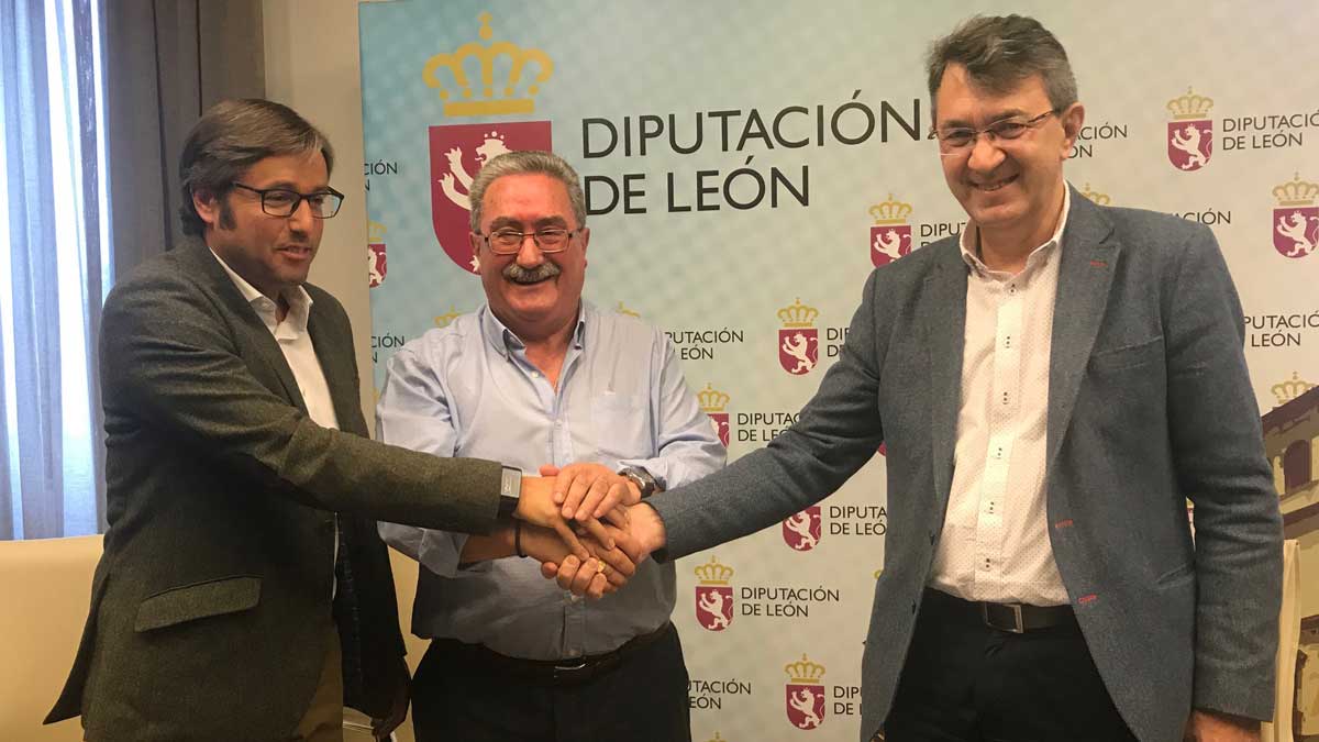 El diputado de Deportes y el presidente de la Federación escenifican la firma de los convenios con la Federación.