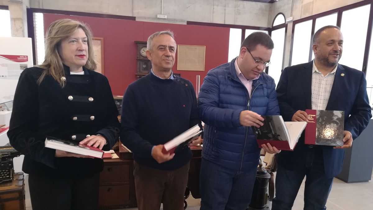 Autores y patrocinadores presentando el nuevo libro. | MAR IGLESIAS