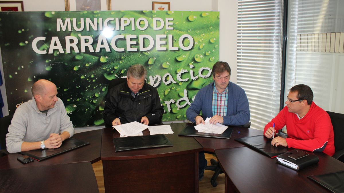 Firma del convenio entre Carracedelo y Cesefor.
