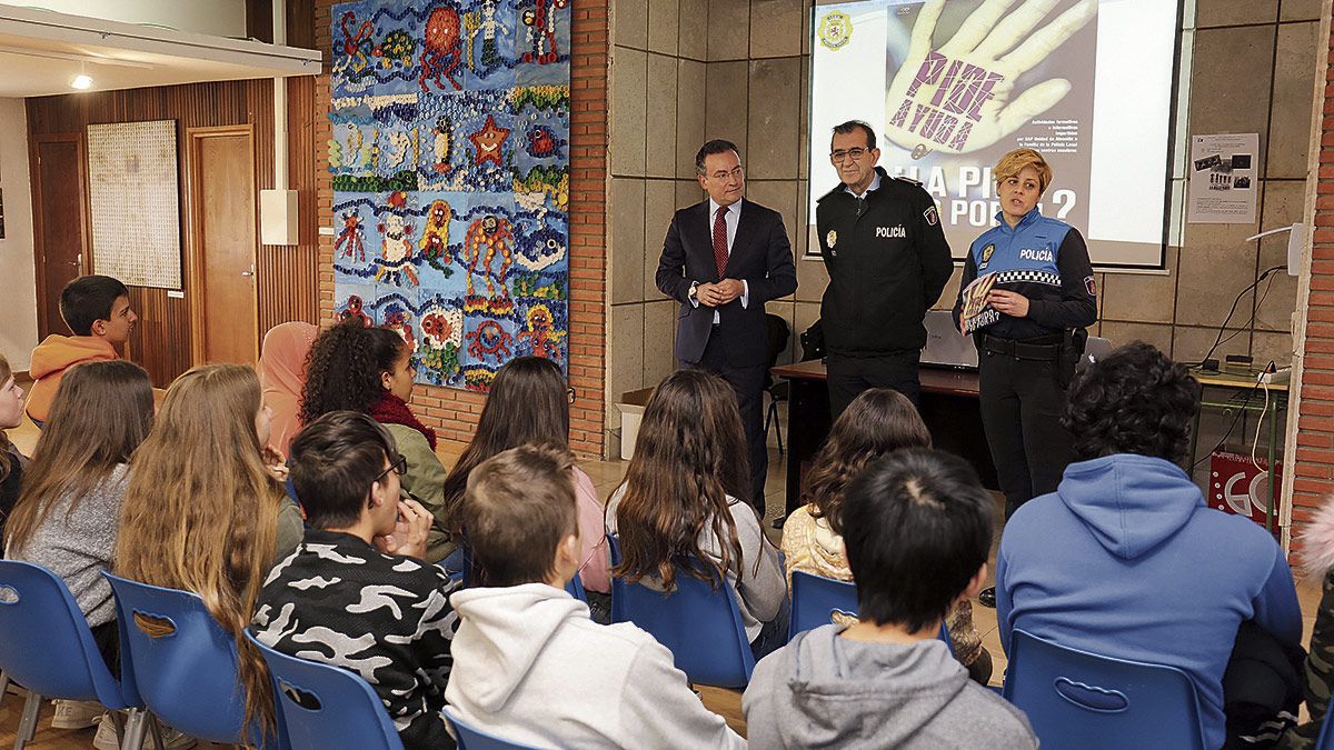 Imagen de una de las charlas que el grupo de menores de la Policía Local imparte en colegios e institutos. | CÉSAR