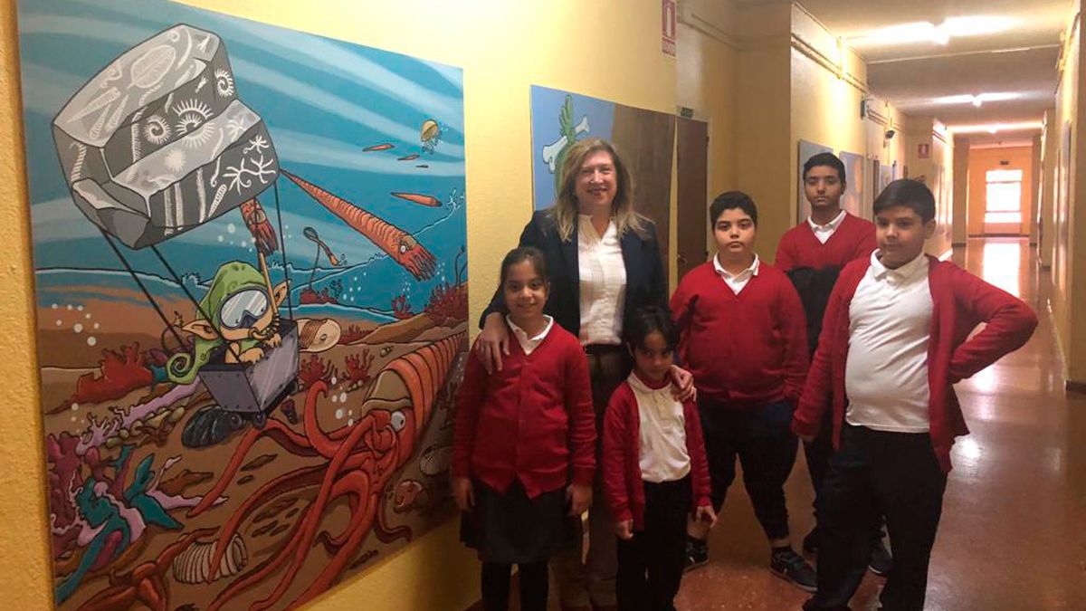 Gancedo con los alumnos del colegio en medio de la muestta 'Menudo Bierzo'.