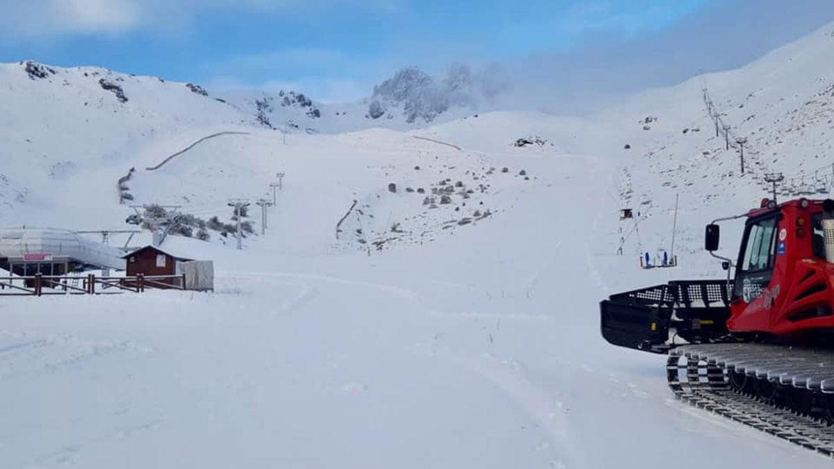 Máquinas trabajando en la estación de San Isidro tras las últimas nevadas. | ESTACIÓN SAN ISIDRO