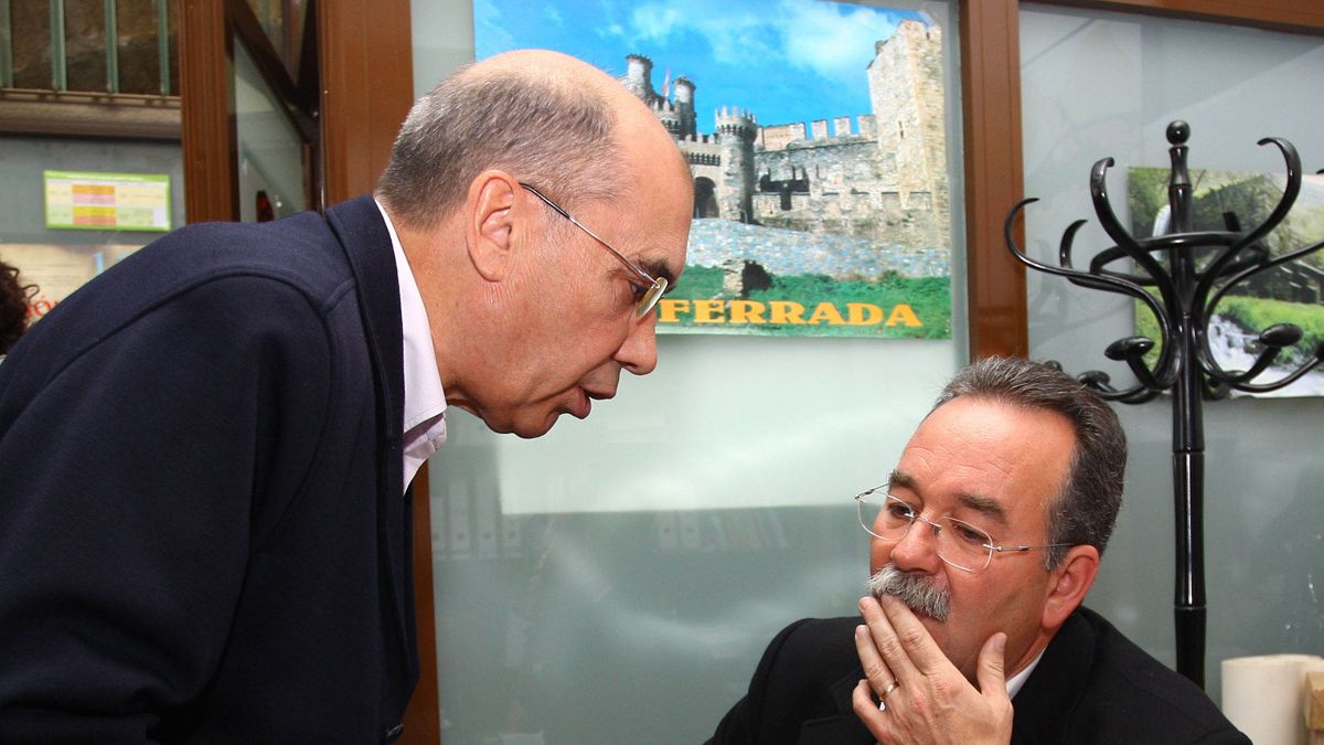 Zapico de pie al lado de Ricardo González Saavedra, cuando era concejal del PSOE. | ICAL