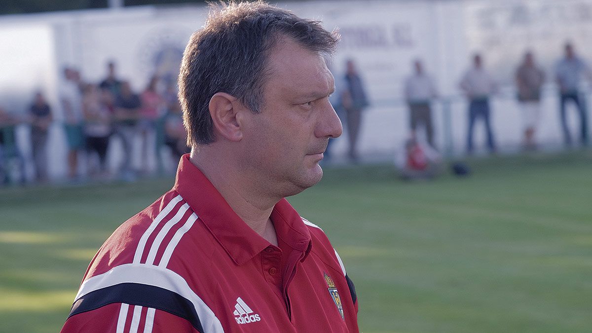 Manolo Díaz, durante su etapa como entrenador de la Ponferradina. | DANIEL MARTIN