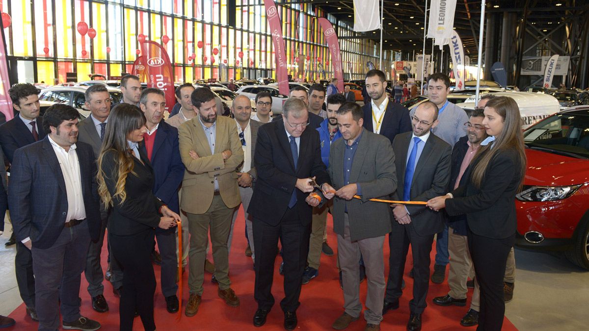 Antonio Silván y Manuel Villazala cortan inaugurando la tercera edición de esta feria. | MAURICIO PEÑA