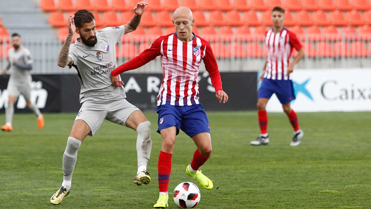 Carnicer presiona la salida de balón durante el choque frente al Atlético. | ALBERTO MOLINA