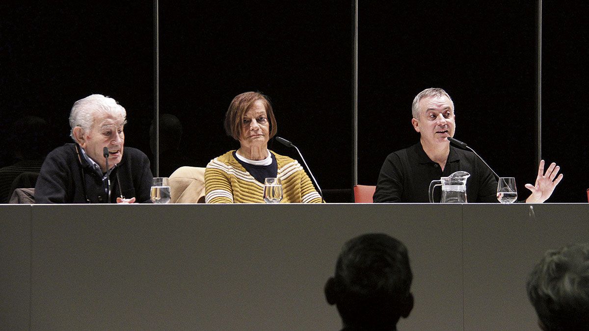 Antonio Gamoneda, Teresa Gancedo y Manuel Olveira, hace una semana en el Musac. | JUAN LUIS GARCÍA