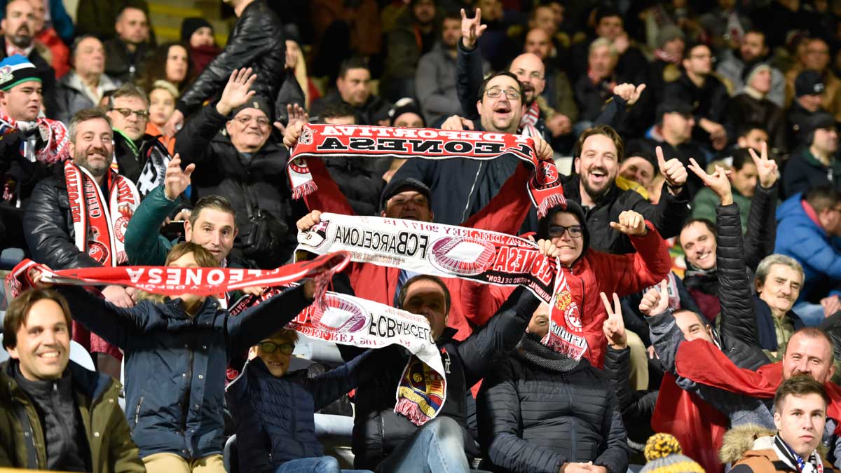 Aficionados culturalistas, durante el choque frente al FC Barcelona. | SAÚL ARÉN