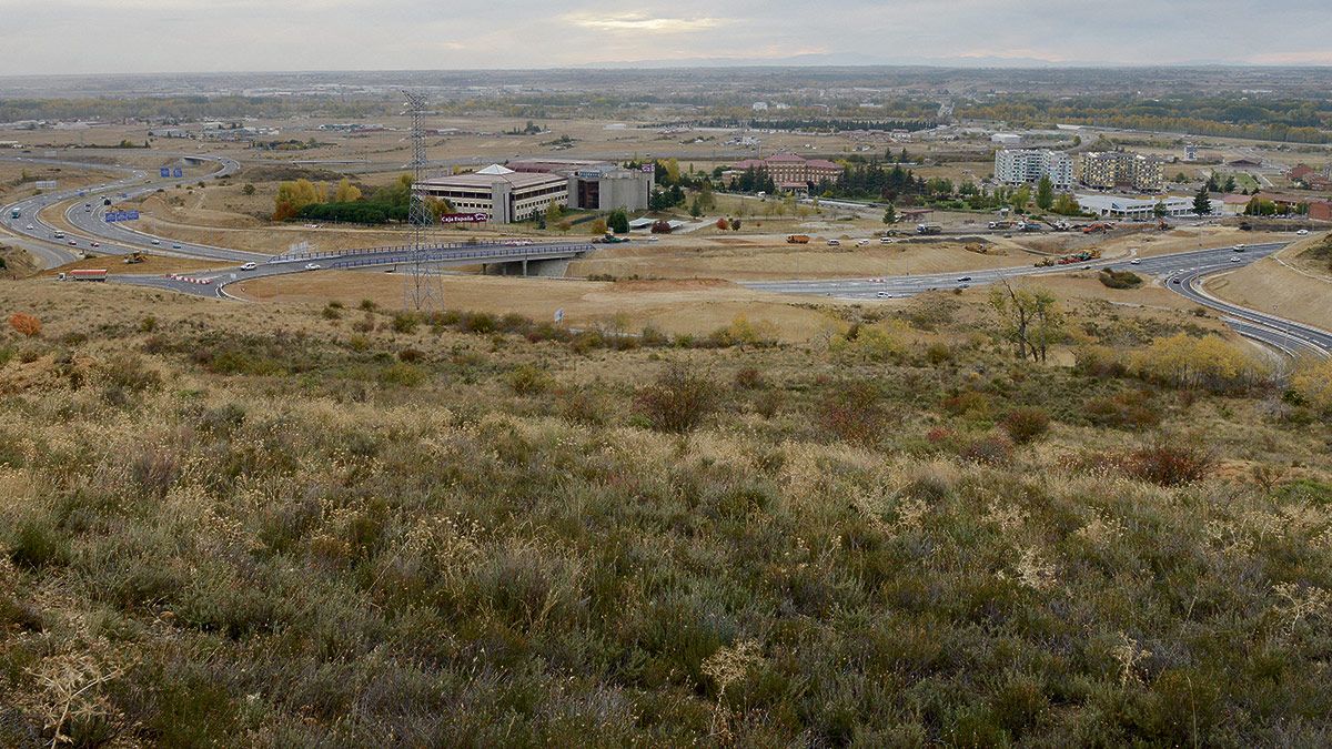 Vista general del estado de las obras, con maquinaria trabajando en el acceso a la nacional. | MAURICIO PEÑA