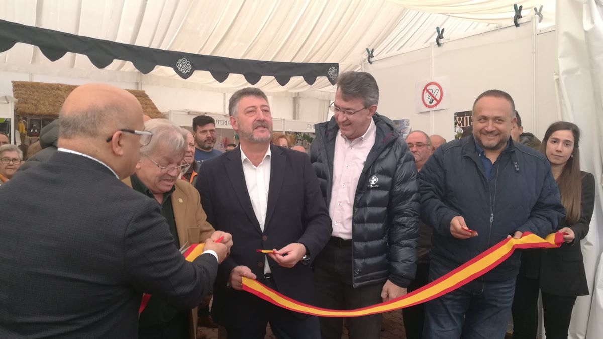 El subdelegado cortó la cinta inaugural del mercado de Páramo. | M.I.